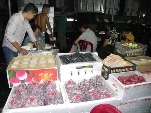 Tr&aacute;i c&acirc;y Trung Quốc ở c&aacute;c chợ tại TP.HCM đang ế ẩm - Ảnh: Ch&iacute; Nh&acirc;n