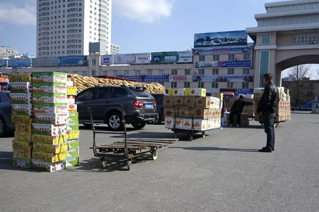 H&agrave;ng Trung Quốc xếp tại cửa khẩu, trước khi được đưa v&agrave;o Triều Ti&ecirc;n