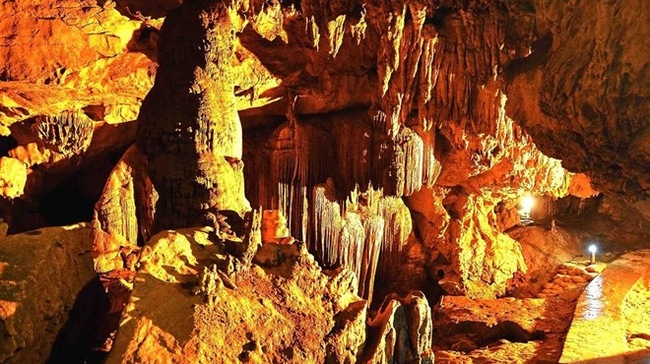 Hang lớn có nhũ đá đẹp như một công viên địa chất Hang lớn có nhũ đá đẹp như một công viên địa chất