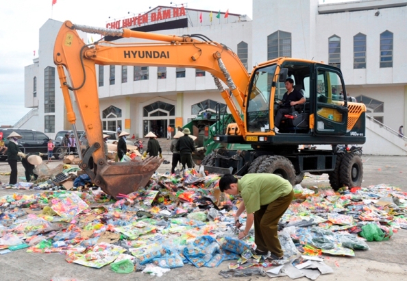 Quảng Ninh: Ti&ecirc;u hủy h&agrave;ng giả, h&agrave;ng vi phạm sở hữu tr&iacute; tuệ, h&agrave;ng cấm