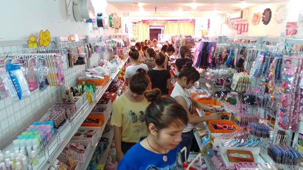 C&aacute;c cửa h&agrave;ng một gi&aacute;, l&uacute;c n&agrave;o cũng đ&ocirc;ng đ&uacute;c người v&agrave;o ra mua b&aacute;n