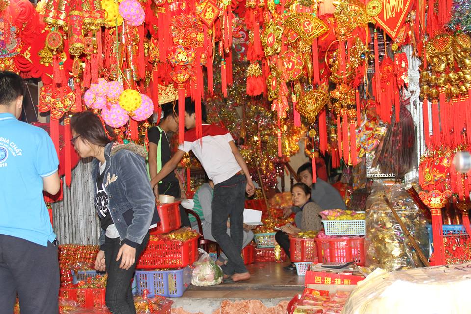Phố h&agrave;ng m&atilde; đẹp lung linh