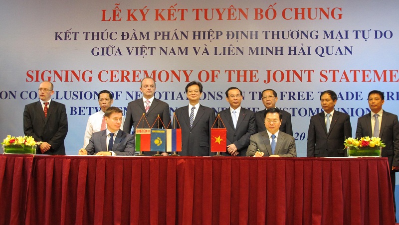 Thủ tướng chứng kiến k&yacute; kết tuy&ecirc;n bố chung FTA Việt Nam &ndash; Li&ecirc;n minh Hải quan. Ảnh: BCT