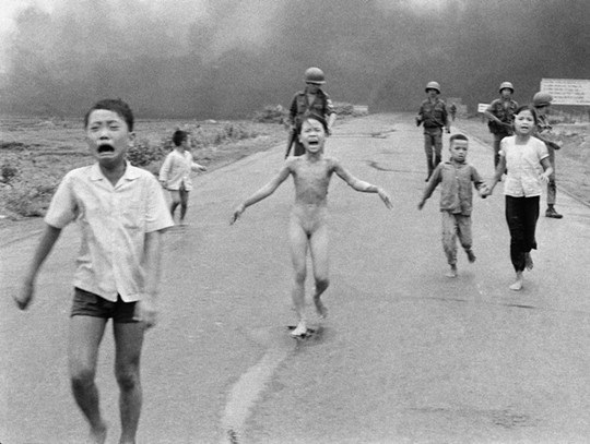 Bức ảnh &ldquo;Chạy khỏi vụ tấn c&ocirc;ng bom Napalm&rdquo;, chụp cảnh c&ocirc; b&eacute; Phan Thị Kim Ph&uacute;c 9 tuổi bị tr&uacute;ng bom Napalm chaysems da thịt phải tr&uacute;t bỏ quần &aacute;o.