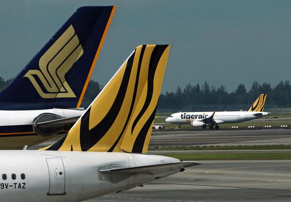 M&aacute;y bay của h&agrave;ng kh&ocirc;ng gi&aacute; rẻ Tiger Air đang được k&eacute;o tr&ecirc;n đường băng tại s&acirc;n bay Changi ở Singapore