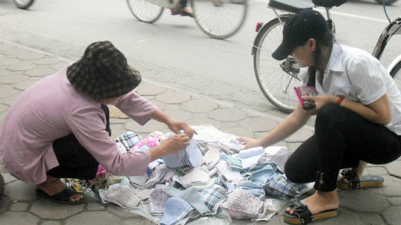 Hàng vỉa hè có giá r&acirc;́t rẻ n&ecirc;n được nhi&ecirc;̀u người mua