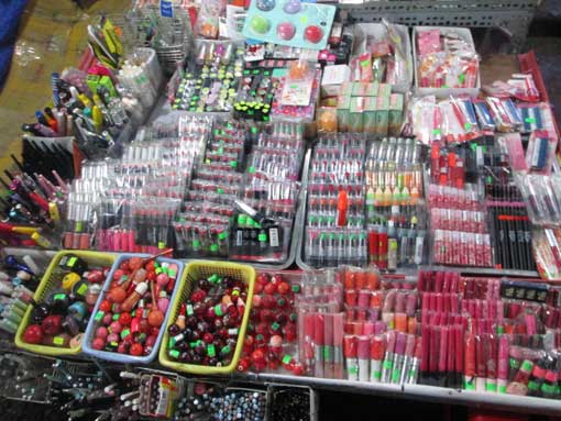 Hàng vỉa hè ti&ecirc;̀m &acirc;̉n nhi&ecirc;̀u nguy cơ đ&ocirc;̣c hại