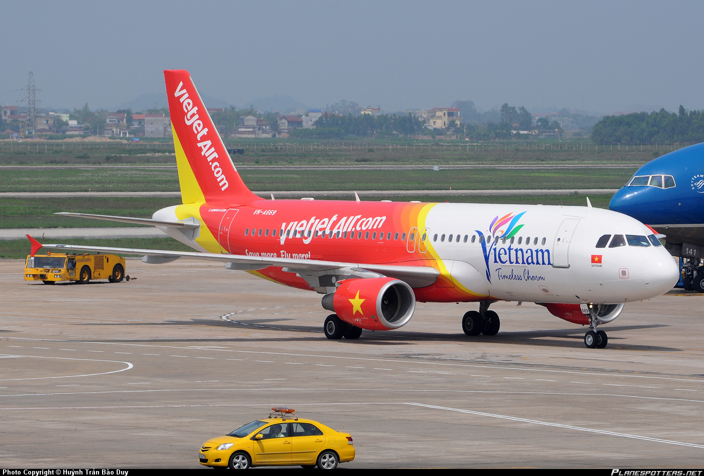 Một h&agrave;nh kh&aacute;ch m&aacute;y bay VietJet Air đ&atilde; mở cửa tho&aacute;t hiểm khiến chuyến bay phải ho&atilde;n nhiều tiếng đồng hồ