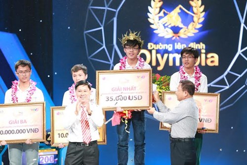Văn Viết Đức nhận v&ograve;ng nguyệt quế Đường l&ecirc;n đỉnh Olympia 2015, trở th&agrave;nh nh&agrave; v&ocirc; địch Olympia 2015