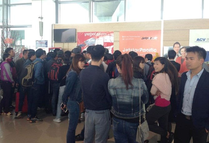 H&agrave;nh kh&aacute;ch vật vờ, bức x&uacute;c v&igrave; VietJet Air ho&atilde;n chuyến bay
