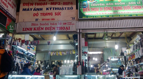 Nhiều loại h&agrave;ng h&oacute;a nhập lậu được b&agrave;y b&aacute;n tại chợ Cốc Lếu