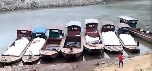 Thuyền t&ocirc;n tập kết sẵn tại s&ocirc;ng Nậm Thi để vận chuyển h&agrave;ng lậu ở bến Na Mo