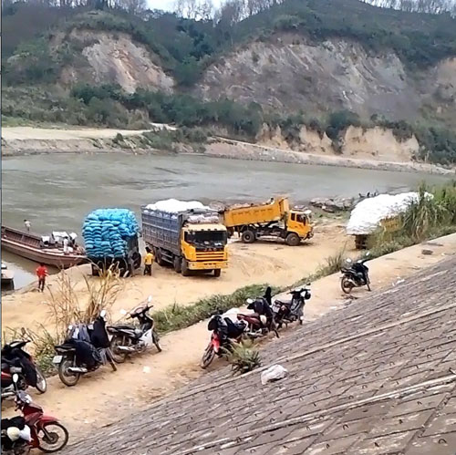 Hoạt động bu&ocirc;n lậu diễn ra nhộn nhịp tại bến Quang Kim