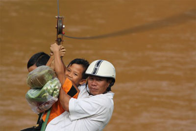 Đu c&aacute;p vượt s&ocirc;ng P&ocirc; K&ocirc;