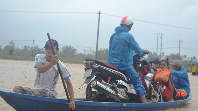 Mong manh những chiếc ghe đưa người vượt lũ