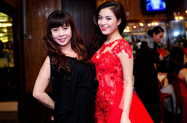 Ho&agrave;ng Thuỳ Linh v&agrave; mẹ