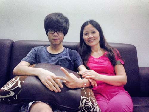 Ca sỹ B&ugrave;i Anh Tuấn v&agrave; mẹ
