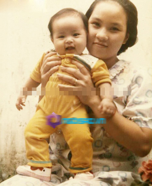 Ca sỹ Wanbi Tuấn Anh (l&uacute;c nhỏ) v&agrave; mẹ