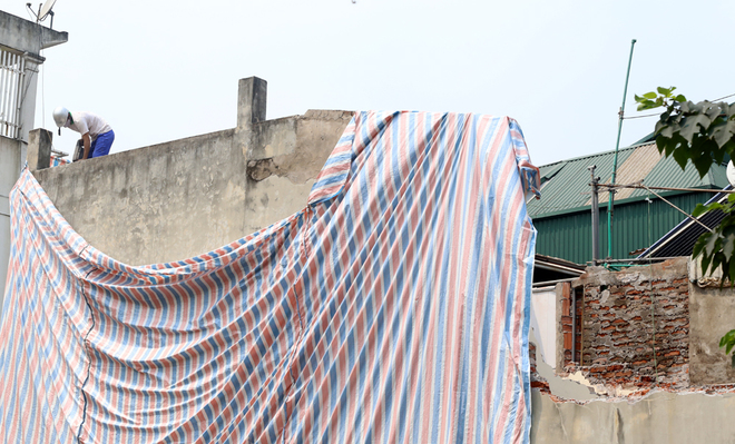 Theo kế hoạch, con đường này sẽ hoàn thành và đưa vào hoạt động cuối năm 2015, nhưng hiện chỉ lác đác một số nhà ven đê Trần Khát Chân đang được tháo dỡ.