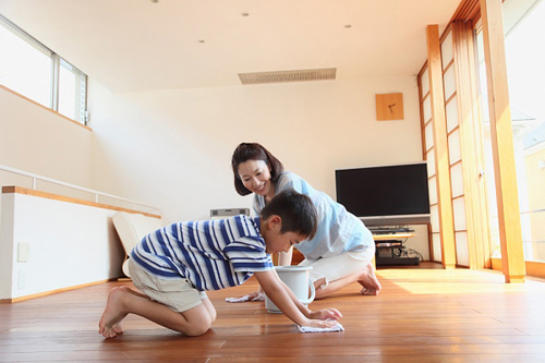 H&atilde;y lau nh&agrave; bằng khăn kh&ocirc;, d&ugrave;ng loại khăn c&oacute; độ xốp cao