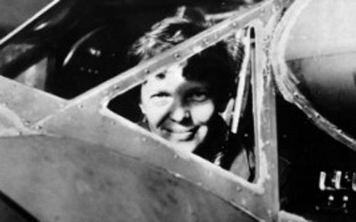 Nữ phi c&ocirc;ng người Mỹ Amelia Earhart nh&igrave;n qua cửa sổ m&aacute;y bay, ảnh chụp v&agrave;o thập ni&ecirc;n 1930