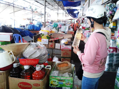 Hiện nay, nước rửa ch&eacute;n tự chế được b&aacute;n ở nhiều chợ.