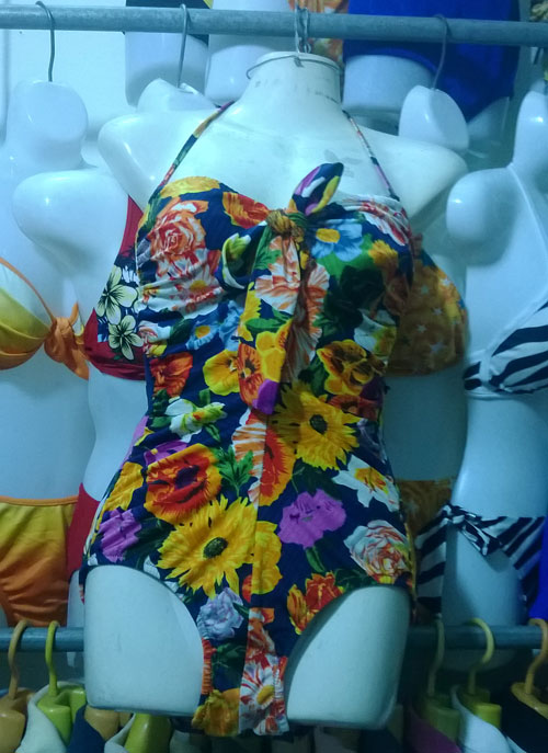 Một chiếc &aacute;o tắm 