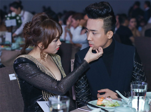 Hari Won diện v&aacute;y &lsquo;hở bạo&rsquo; &ocirc;m s&aacute;t tham gia sự kiện c&ugrave;ng Trấn Th&agrave;nh