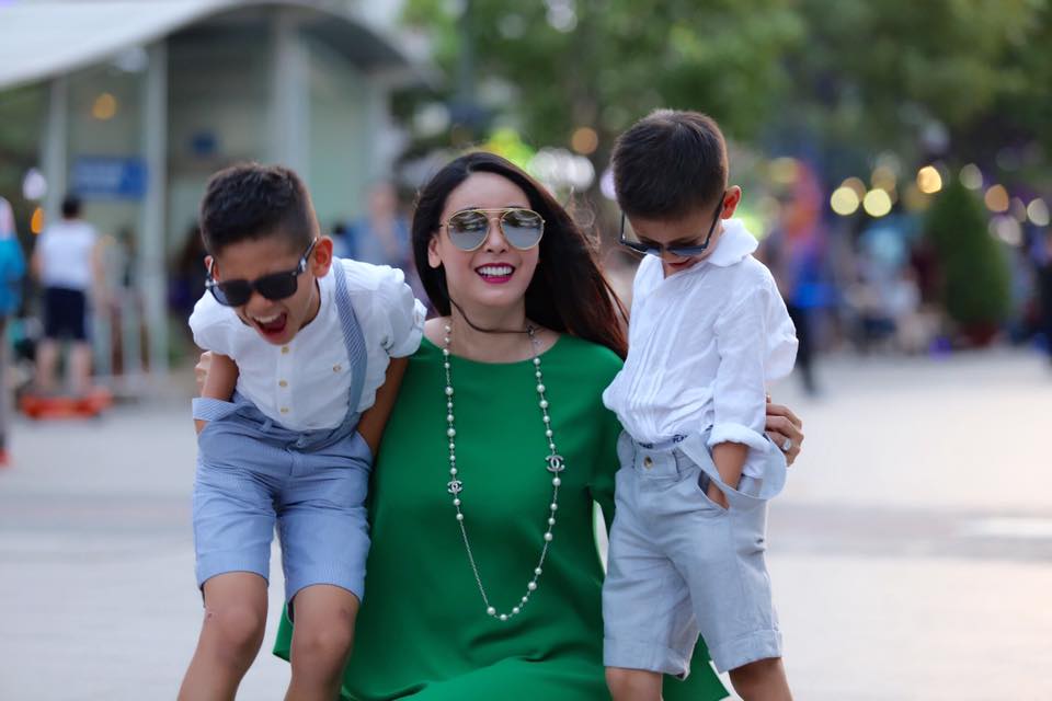 Hà Kiều Anh cùng hai con trai nổi bật giữa phố