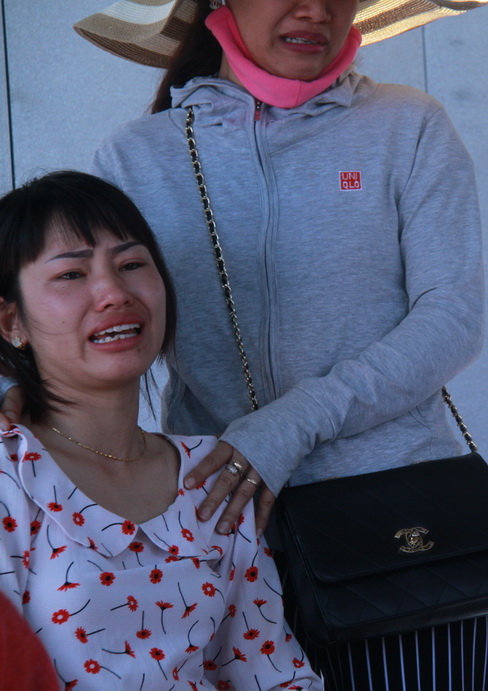 Mặn ch&aacute;t nước mắt ng&oacute;ng hai con dưới đ&aacute;y s&ocirc;ng H&agrave;n