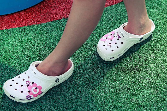3 l&yacute; do bạn n&ecirc;n tẩy chay d&eacute;p Crocs &lsquo;thần th&aacute;nh&rsquo;