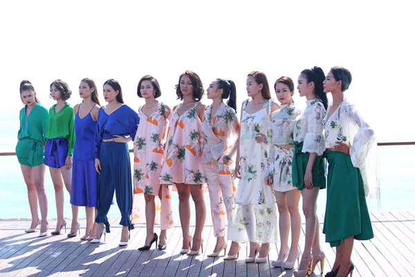 Chụp hình với mắt kính là thử thách đầu tiên ở tập 4 mà các thí sinh của cả 3 đội phải vượt qua.
