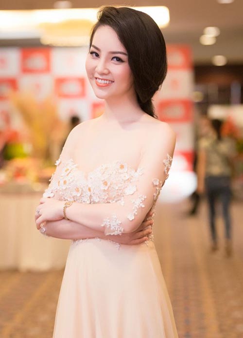 Nhờ tích cực giảm cân, đồng thời thay đổi kiểu tóc và lối trang điểm nên khuôn mặt của Thụy Vân gọn gàng và thanh thoát hơn rất nhiều. 
