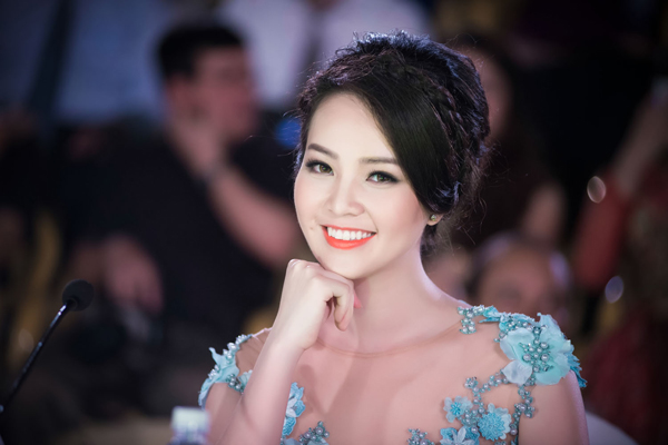 Những màu son sáng như hồng, cam, đỏ cũng giúp Thụy Vân trông tươi tắn hơn.