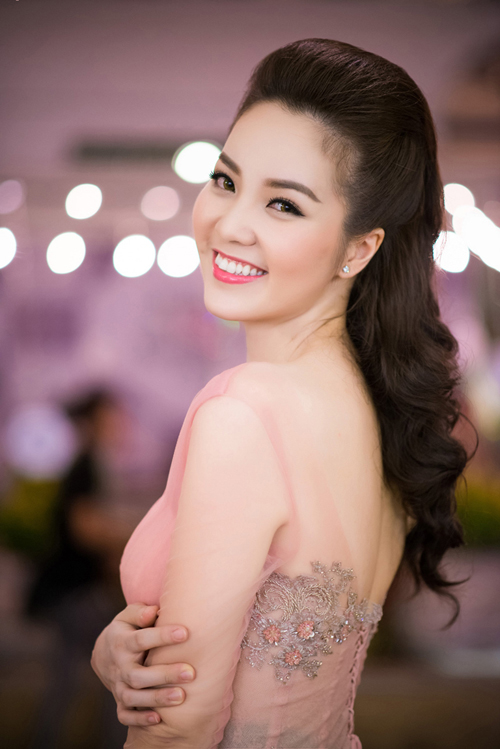 Đuôi mắt dài và hơi cụp xuống cùng mí mắt sụp là những khuyết điểm nhỏ, khiến dung nhan người đẹp trông buồn bã. Cô đã khắc phục nhược điểm này bằng cách viền mắt đậm, sử dụng miếng dán kích mí và gắn mi giả. 