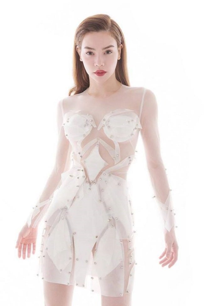 Bộ đầm quyến rũ cổ chữ V sang trọng của Hồ Ngọc Hà cũng tại The Face.