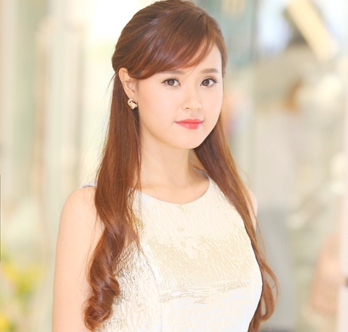 Chiều ngày 4/4, hot girl cùng các gương mặt quen thuộc của làng giải trí Việt đã góp mặt trong buổi giới thiệu của hàng thời trang mới của Phương My.