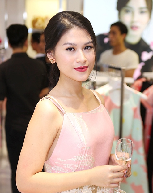 Á hậu đại dương Hà Thu chọn váy vàng trang trí ánh kim để giúp mình nổi bật tại sự kiện.