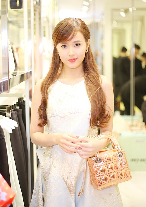 Mỗi khi xuất hiện tại các sự kiện văn hoá giải trí, Midu đều trung thành với phong cách thanh lịch, nhẹ nhàng nhằm tôn nét khả ái của mình.