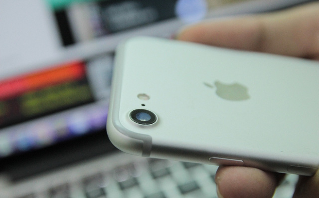 Ph&iacute;m nguồn b&ecirc;n cạnh phải của m&aacute;y cũng c&oacute; thiết kế hơi kh&aacute;c so với iPhone thế hệ trước.