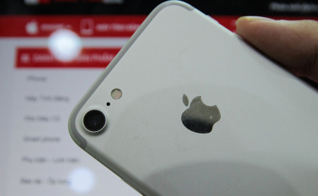  Cụm camera v&agrave; đ&egrave;n flash mới tr&ecirc;n iPhone 7 c&oacute; thiết kế hơi kh&aacute;c so với iPhone 6s.