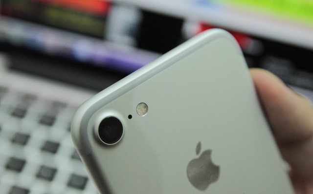 heo chủ hệ thống cửa h&agrave;ng sở hữu bộ đ&ocirc;i iPhone 7 n&agrave;y, hai chiếc m&aacute;y đ&atilde; về Việt Nam từ ng&agrave;y 24/8 nhưng v&igrave; l&yacute; do bảo mật của Apple n&ecirc;n anh chưa c&ocirc;ng bố.    Theo chủ hệ thống cửa h&agrave;ng sở hữu bộ đ&ocirc;i iPhone 7 n&agrave;y, hai chiếc m&aacute;y đ&atilde; về Việt Nam từ ng&agrave;y 24/8 nhưng v&igrave; l&yacute; do bảo mật của Apple n&ecirc;n anh chưa c&ocirc;ng bố.      Thiết kế viền ăng ten mới tr&ecirc;n iPhone 7