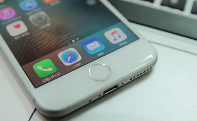  Cụm camera v&agrave; đ&egrave;n flash mới tr&ecirc;n iPhone 7 c&oacute; thiết kế hơi kh&aacute;c so với iPhone 6s.  Cụm camera v&agrave; đ&egrave;n flash mới tr&ecirc;n iPhone 7 c&oacute; thiết kế hơi kh&aacute;c so với iPhone 6s.     Ph&iacute;m Home mới cảm ứng lực Force Touch liền mạch với mặt trước của m&aacute;y 