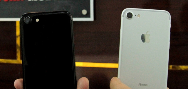 Ph&iacute;m nguồn b&ecirc;n cạnh phải của m&aacute;y cũng c&oacute; thiết kế hơi kh&aacute;c so với iPhone thế hệ trước.  Ph&iacute;m nguồn b&ecirc;n cạnh phải của m&aacute;y cũng c&oacute; thiết kế hơi kh&aacute;c so với iPhone thế hệ trước.     Mặt sau của hai chiếc iPhone 7 ''độc'' tại Việt Nam 