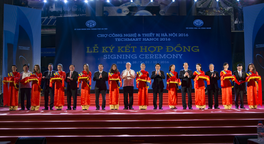 C&aacute;c đại biểu cắt băng khai mạc Techmart Hanoi 2016 