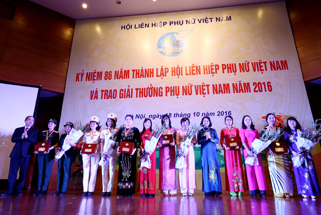 Giải thưởng Phụ nữ Việt Nam 2016: T&ocirc;n vinh 6 tập thể v&agrave; 10 c&aacute; nh&acirc;n xuất sắc