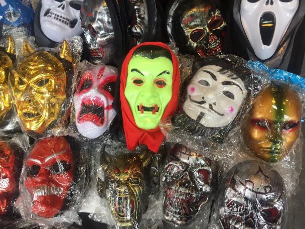 Đồ chơi Halloween: Muốn d&ugrave;ng h&agrave;ng Việt th&igrave;&hellip; tự l&agrave;m