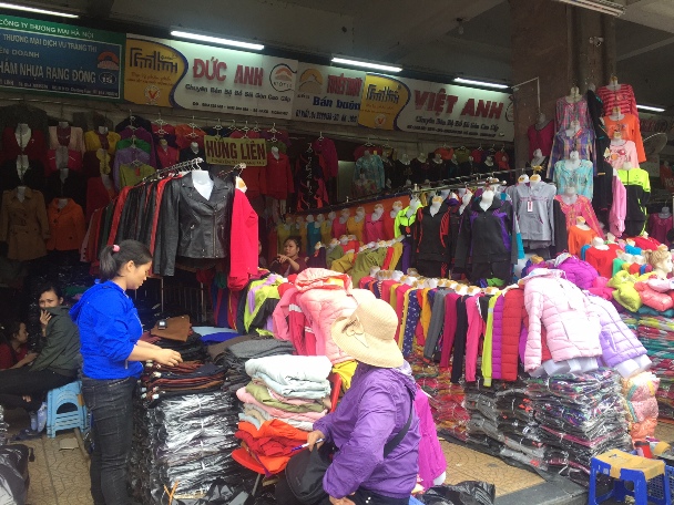 Thị trường &aacute;o quần m&ugrave;a đ&ocirc;ng: S&ocirc;i động từ chớm lạnh