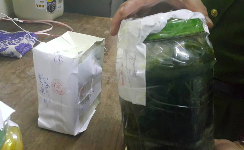 Cơ quan chức năng lấy mẫu xăng A92 được pha trộn với dung m&ocirc;i, bột m&agrave;u đi kiểm nghiệm
