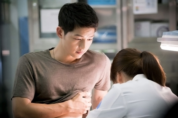 &lsquo;Hậu duệ mặt trời&rsquo; c&oacute; thể khiến kh&aacute;n giả gặp rắc rối ph&aacute;p l&yacute;